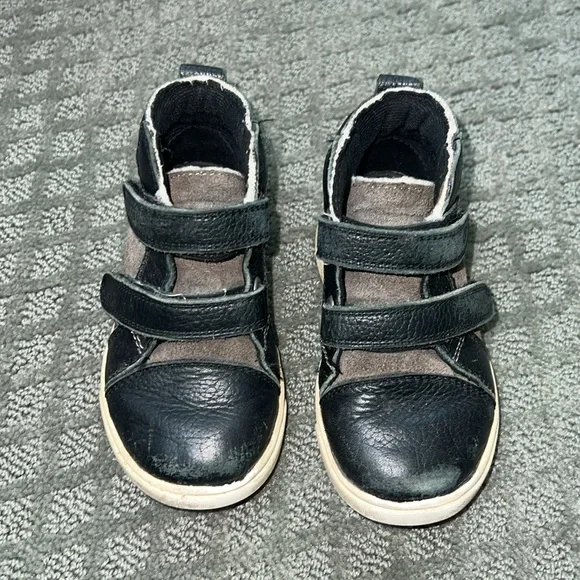 Size 7 baby boy Ugg boots - Picture 3 of 7